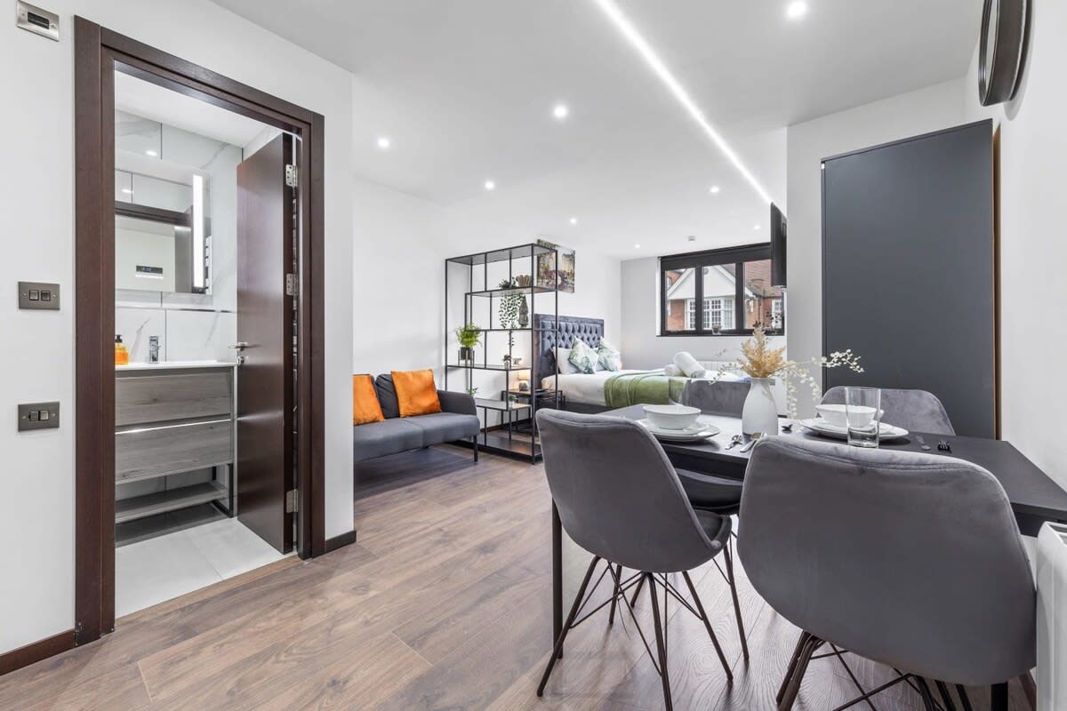 Luxury Flat in North West London in 48A Woodstock Road NW11 8ER - Property image 7 - VivreStays