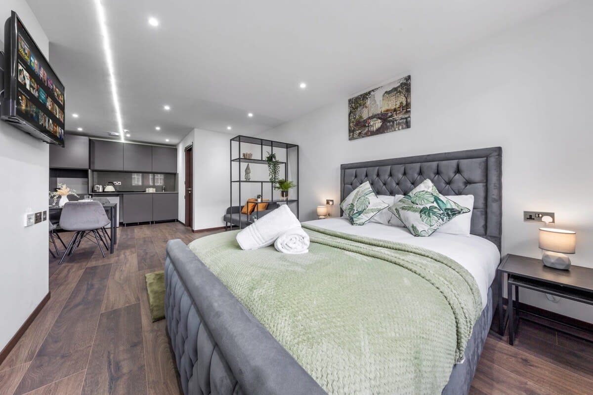 Luxury Flat in North West London in 48A Woodstock Road NW11 8ER - Property image 6 - VivreStays