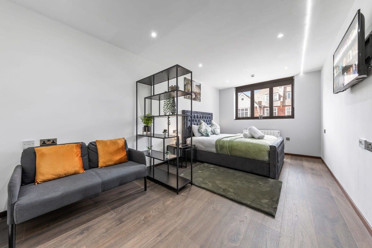 Luxury Flat in North West London in 48A Woodstock Road NW11 8ER - Property image 16 - VivreStays