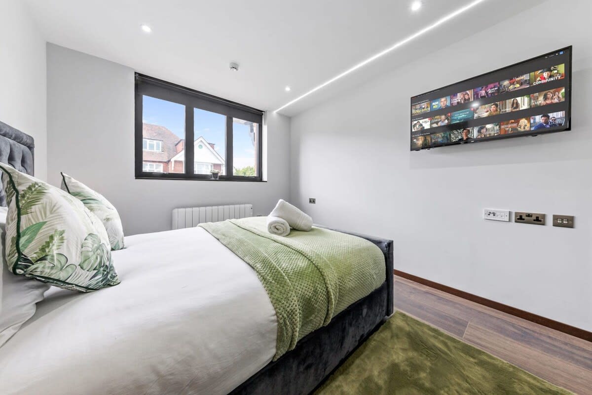 Luxury Flat in North West London in 48A Woodstock Road NW11 8ER - Property image 17 - VivreStays