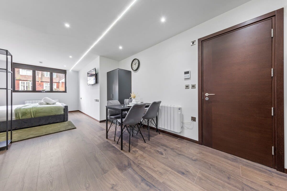 Luxury Flat in North West London in 48A Woodstock Road NW11 8ER - Property image 15 - VivreStays
