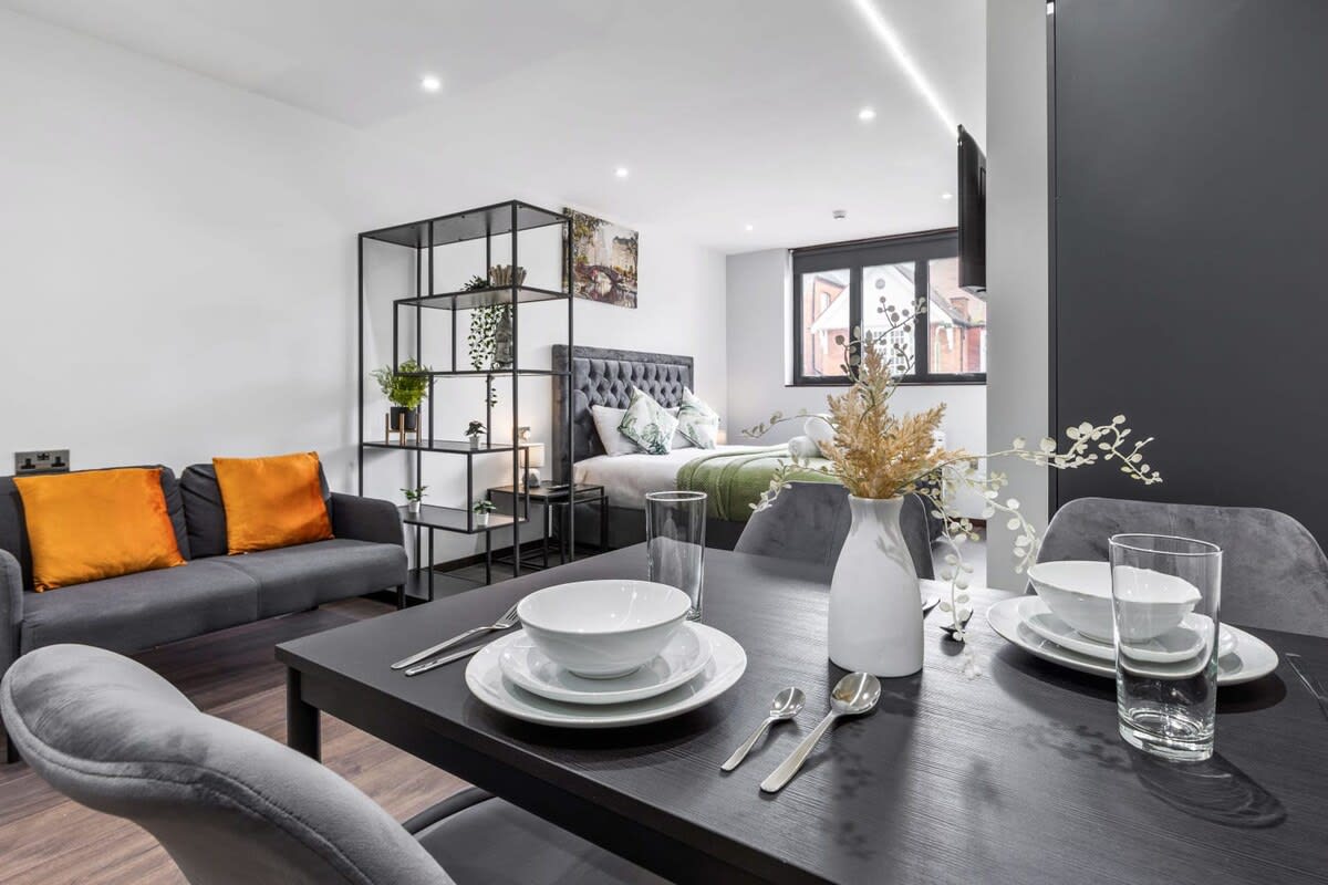 Luxury Flat in North West London in 48A Woodstock Road NW11 8ER - Property image 3 - VivreStays