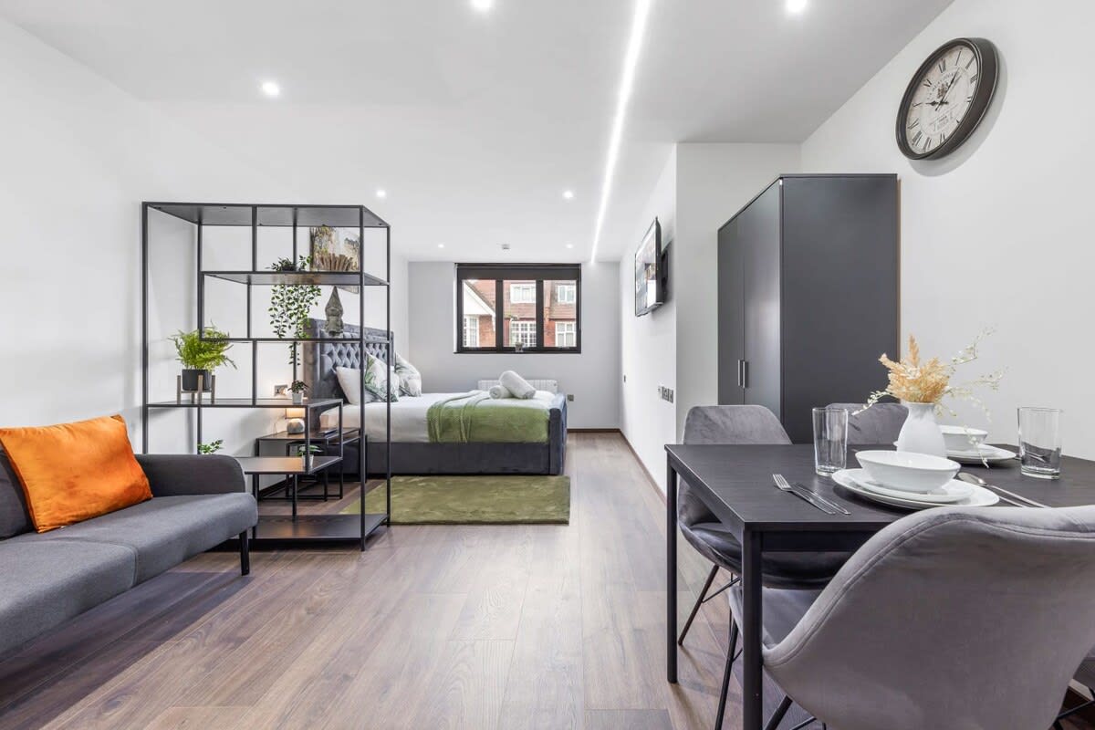 Luxury Flat in North West London in 48A Woodstock Road NW11 8ER - Property image 11 - VivreStays