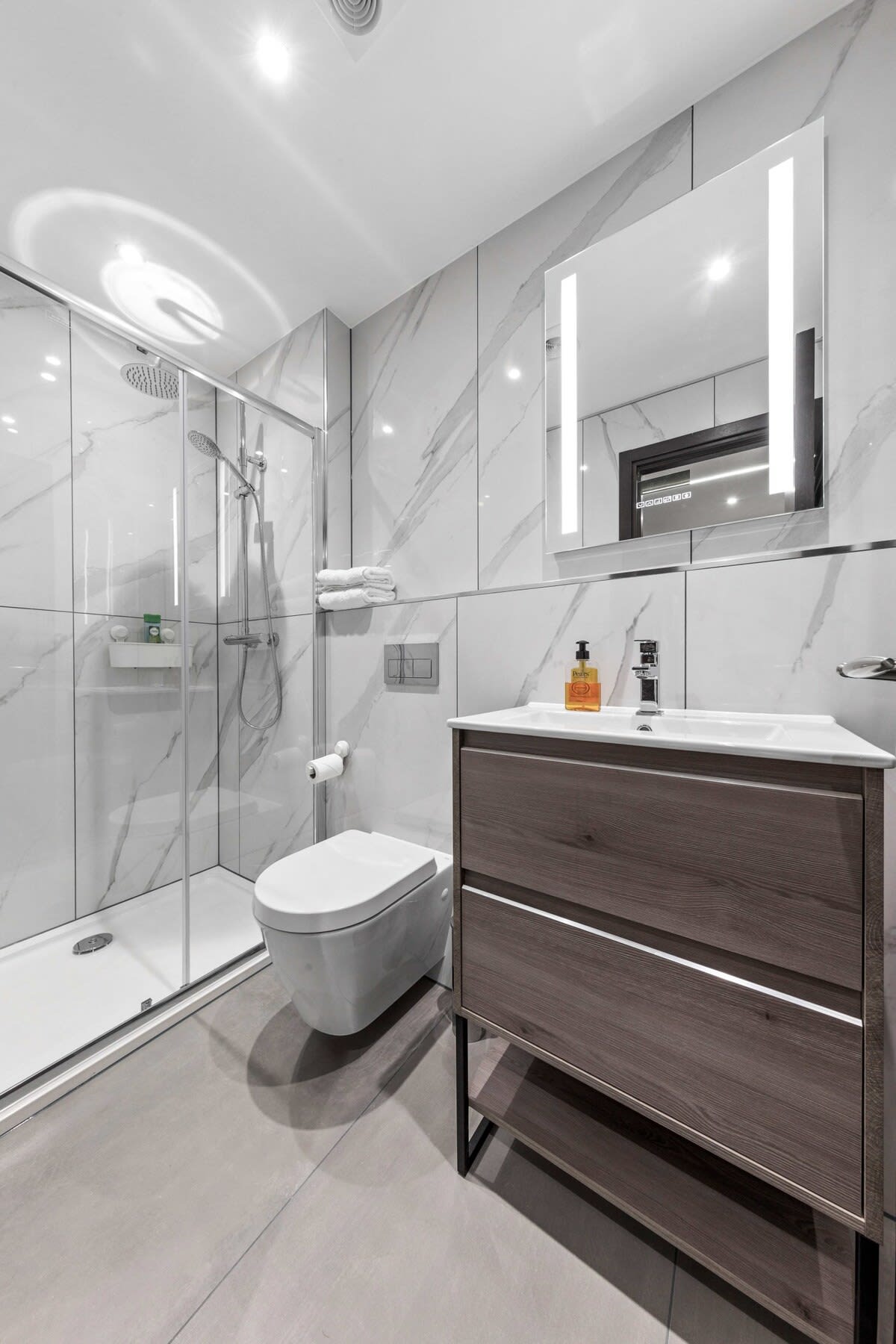 Luxury Flat in North West London in 48A Woodstock Road NW11 8ER - Property image 19 - VivreStays