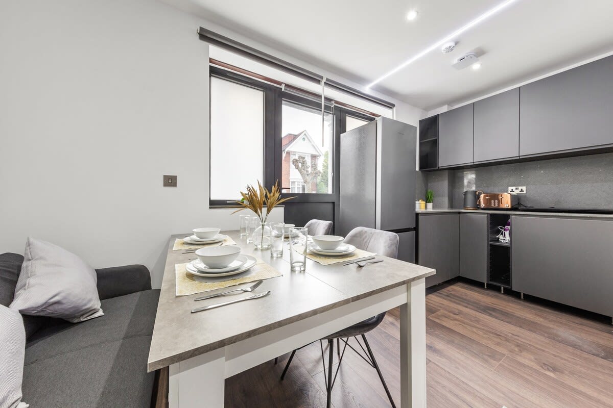 View Luxury Studio in London Sleeps 4 in 48A Woodstock Road NW11 8ER Luxury Studio in London Sleeps 4 in 48A Woodstock Road NW11 8ER - Property image 9 - VivreStays