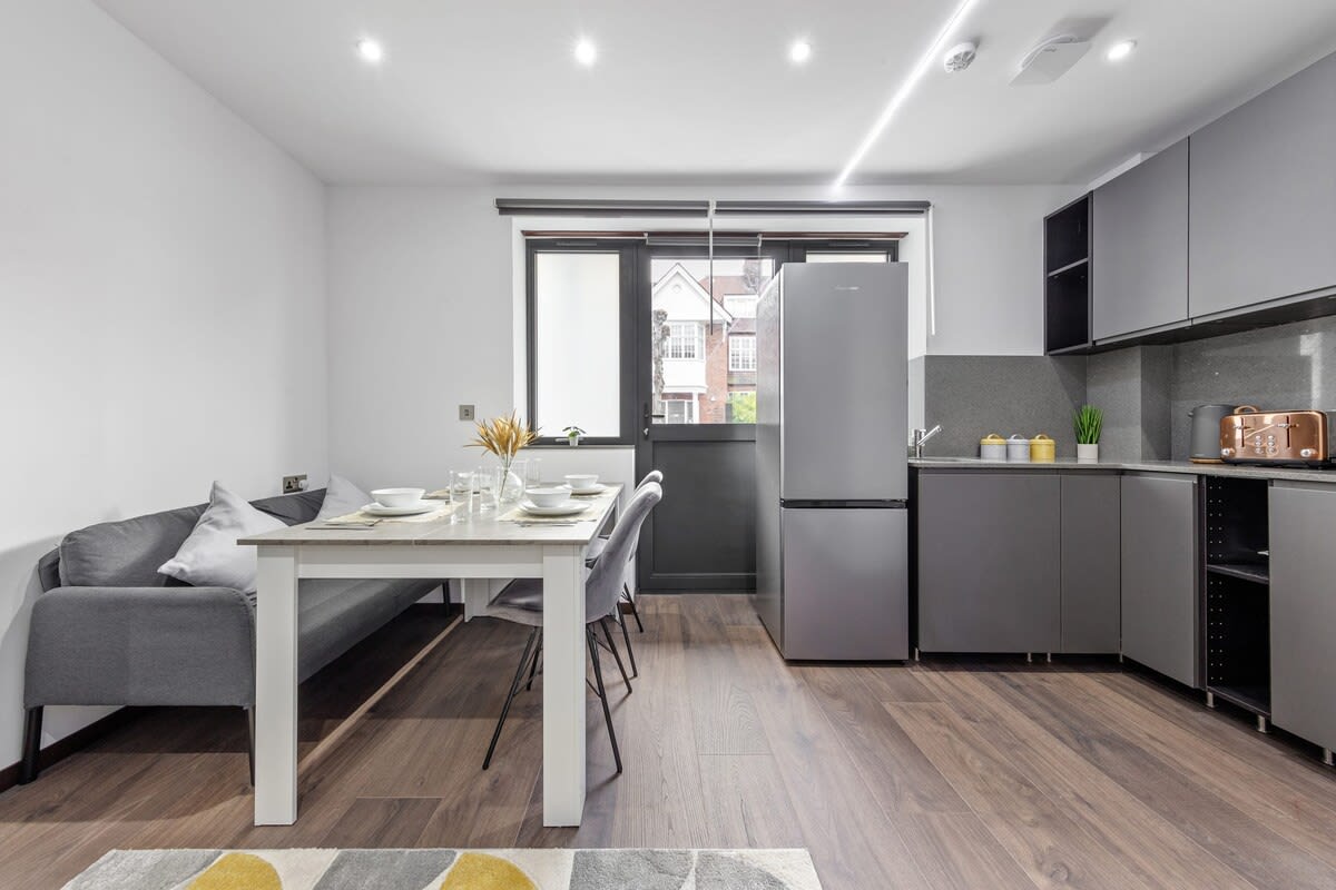 View Luxury Studio in London Sleeps 4 in 48A Woodstock Road NW11 8ER Luxury Studio in London Sleeps 4 in 48A Woodstock Road NW11 8ER - Property image 22 - VivreStays
