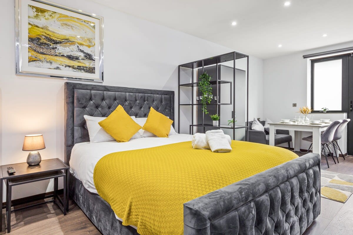 Luxury Studio in London Sleeps 4 serviced apartment - UK - VivreStays