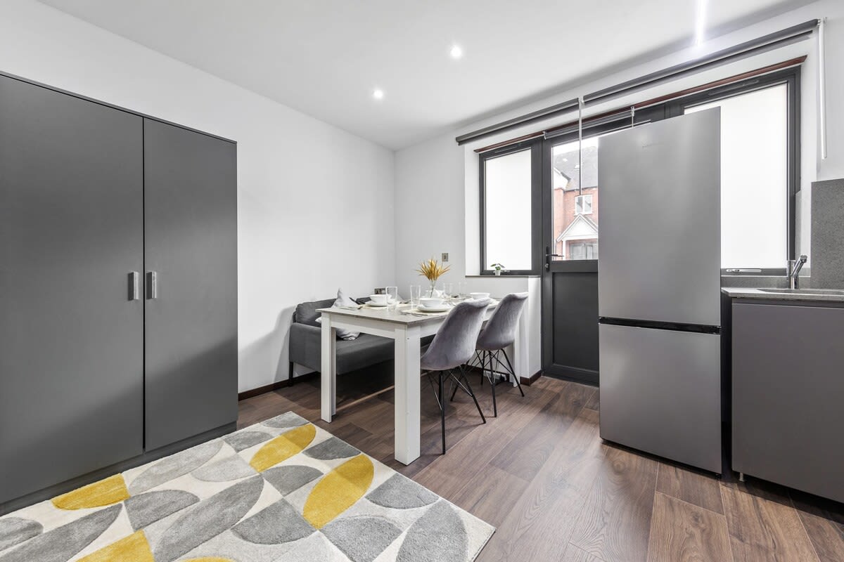 View Luxury Studio in London Sleeps 4 in 48A Woodstock Road NW11 8ER Luxury Studio in London Sleeps 4 in 48A Woodstock Road NW11 8ER - Property image 14 - VivreStays
