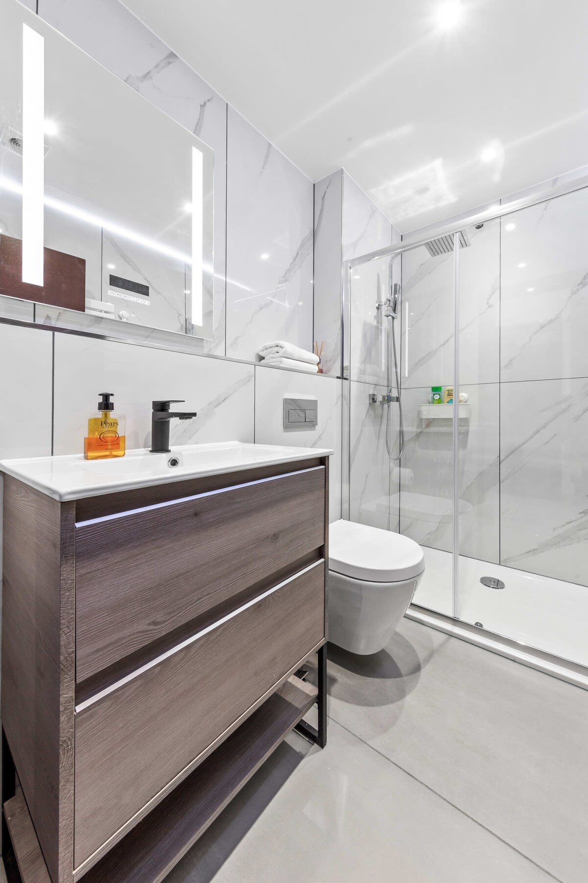 View Luxury Studio in London Sleeps 4 in 48A Woodstock Road NW11 8ER Luxury Studio in London Sleeps 4 in 48A Woodstock Road NW11 8ER - Property image 16 - VivreStays