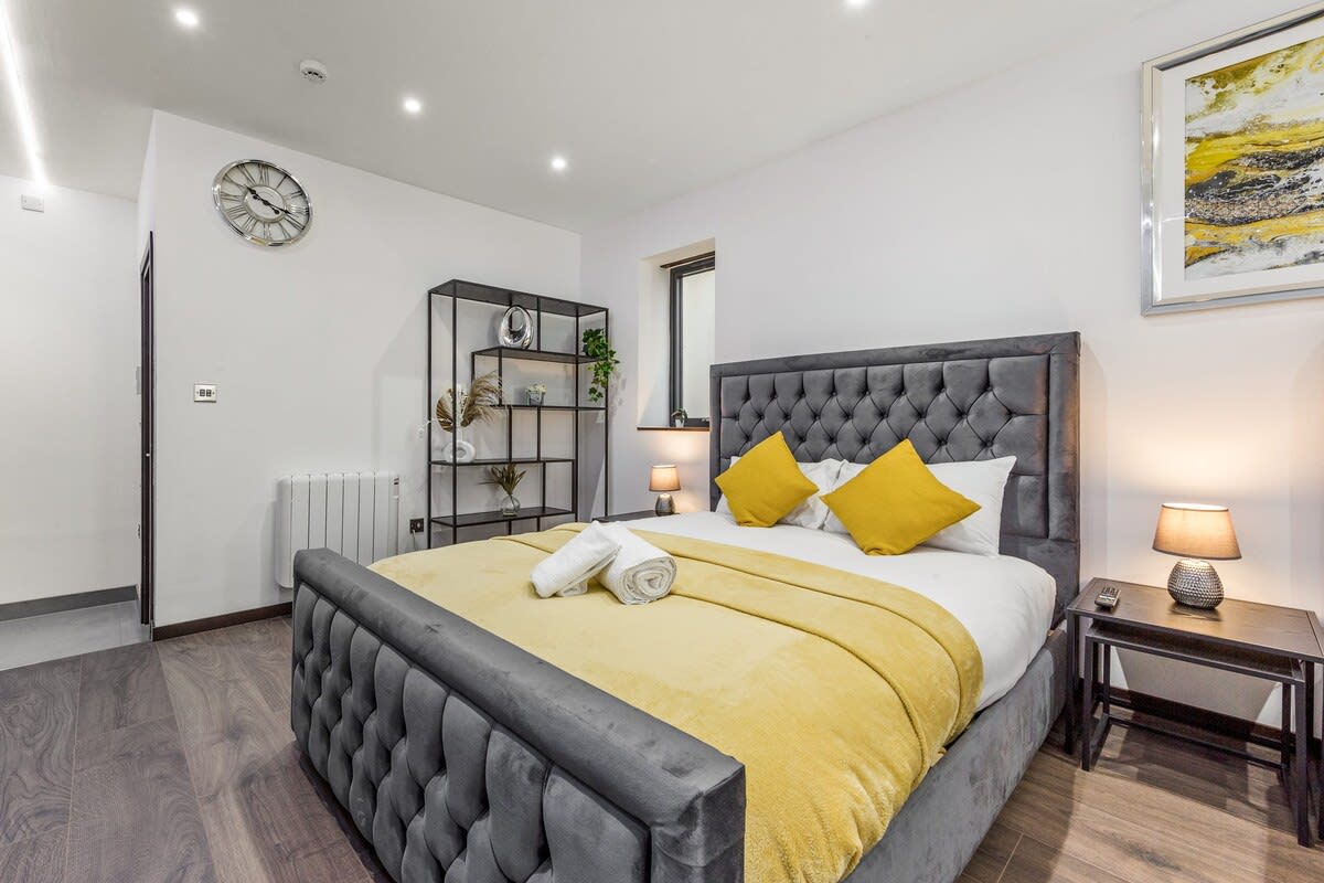 View Luxury Studio in London Sleeps 4 in 48A Woodstock Road NW11 8ER Luxury Studio in London Sleeps 4 in 48A Woodstock Road NW11 8ER - Property image 13 - VivreStays