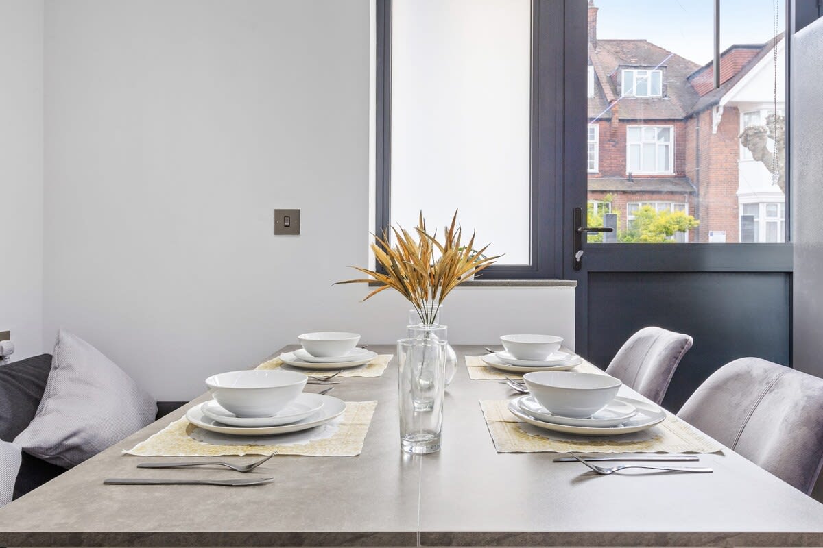 View Luxury Studio in London Sleeps 4 in 48A Woodstock Road NW11 8ER Luxury Studio in London Sleeps 4 in 48A Woodstock Road NW11 8ER - Property image 7 - VivreStays