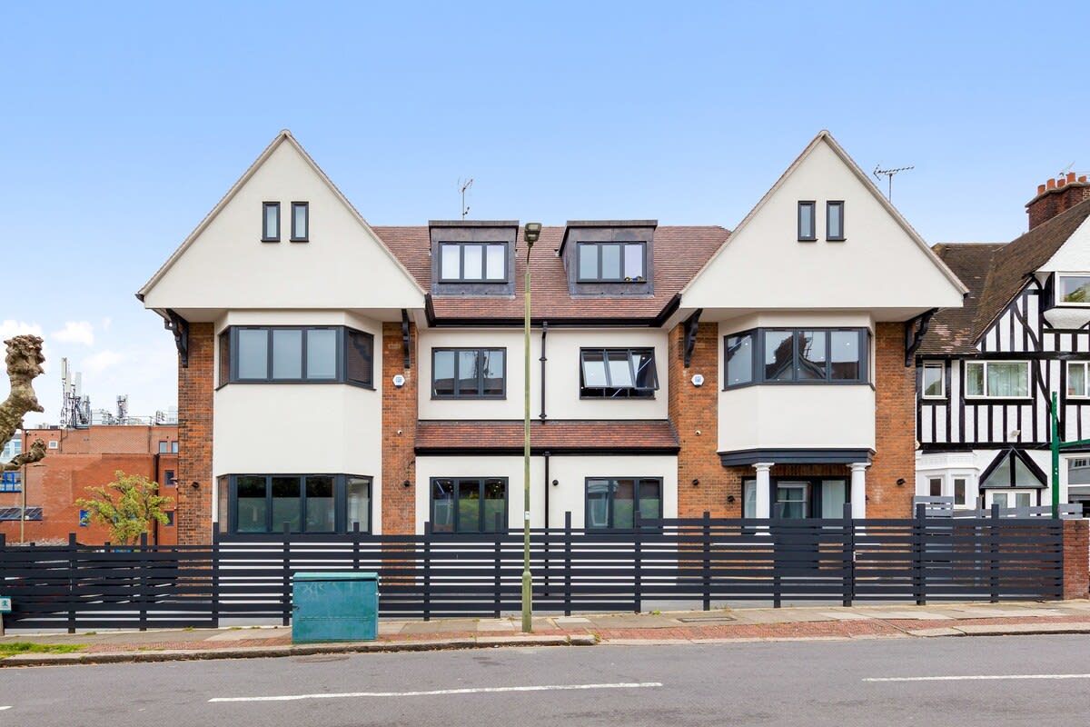 View Luxury Studio in London Sleeps 4 in 48A Woodstock Road NW11 8ER Luxury Studio in London Sleeps 4 in 48A Woodstock Road NW11 8ER - Property image 2 - VivreStays