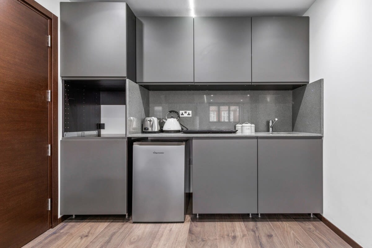 Luxury Flat in North West London in 48A Woodstock Road NW11 8ER - Property image 10 - VivreStays