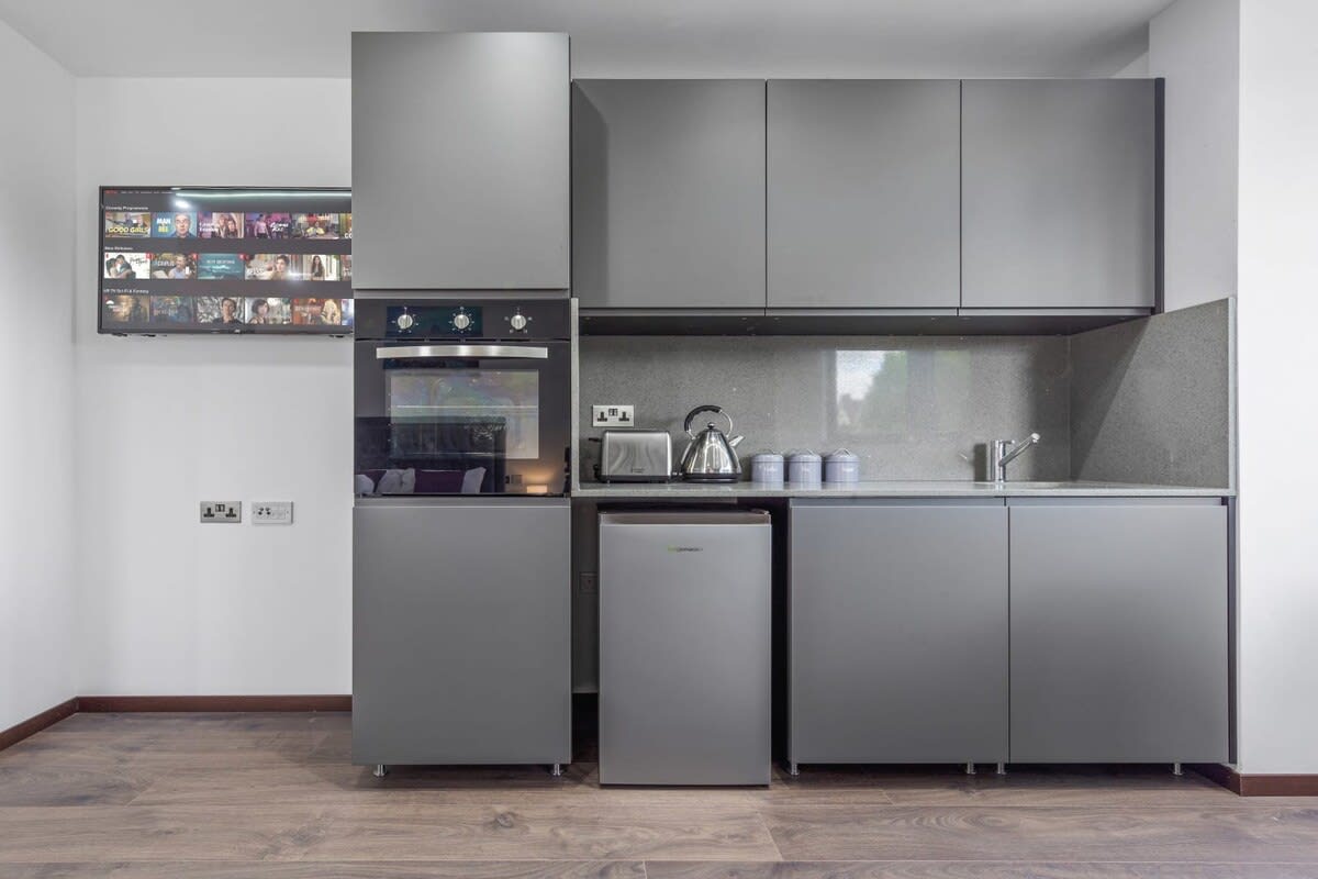 Luxury Modern Flat near Central London in 48A Woodstock Road NW11 8ER - Property image 5 - VivreStays