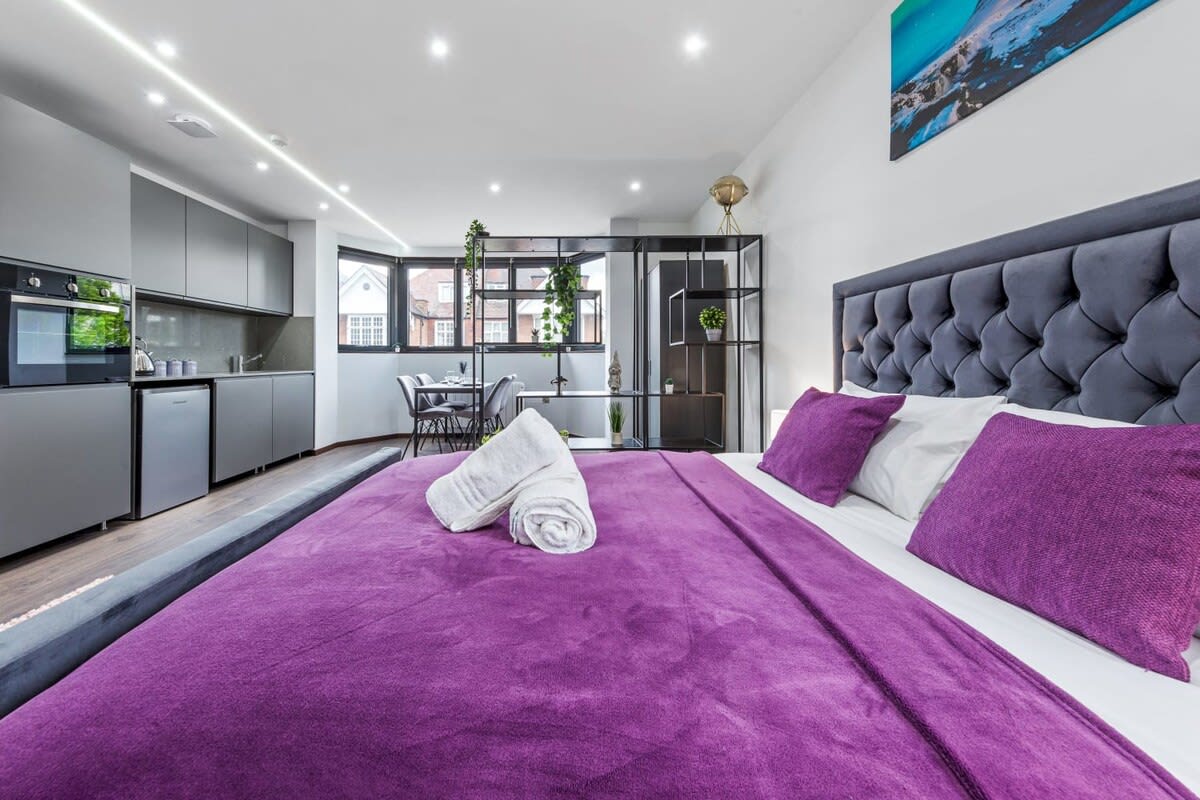 Luxury Modern Flat near Central London in 48A Woodstock Road NW11 8ER - Property image 9 - VivreStays