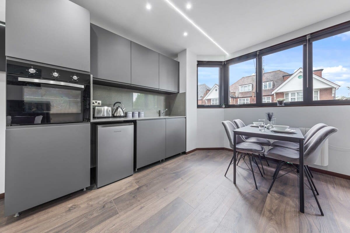 Luxury Modern Flat near Central London in 48A Woodstock Road NW11 8ER - Property image 16 - VivreStays
