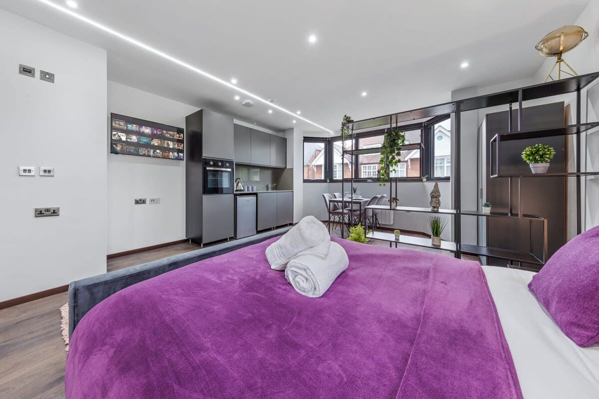 Luxury Modern Flat near Central London in 48A Woodstock Road NW11 8ER - Property image 14 - VivreStays