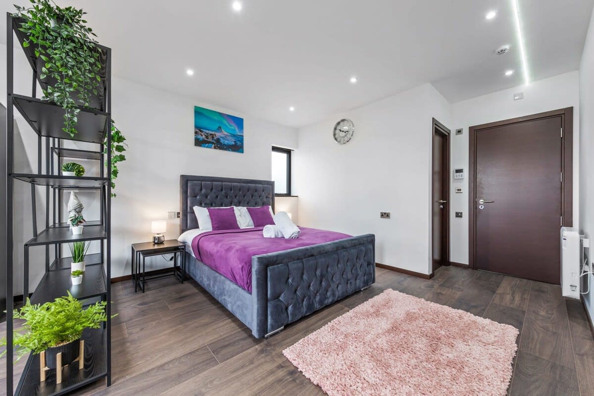 Luxury Modern Flat near Central London in 48A Woodstock Road NW11 8ER - Property image 11 - VivreStays