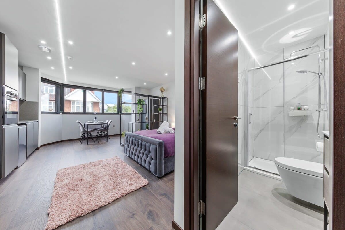 Luxury Modern Flat near Central London in 48A Woodstock Road NW11 8ER - Property image 12 - VivreStays