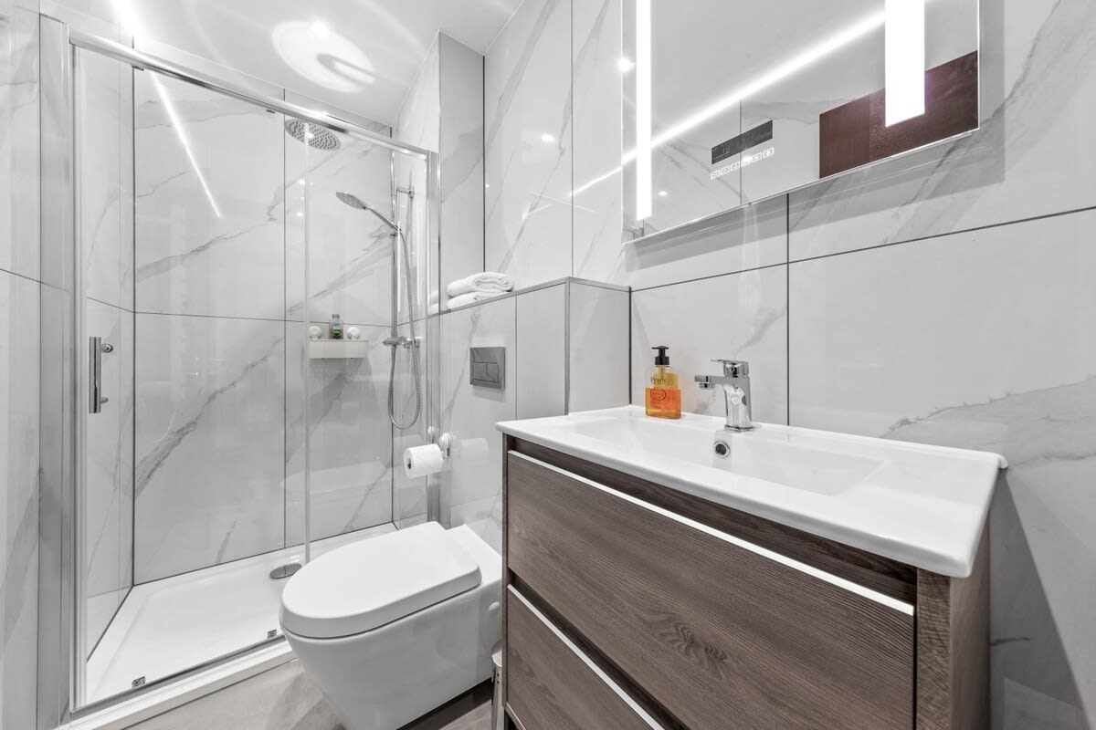 Luxury Modern Flat near Central London in 48A Woodstock Road NW11 8ER - Property image 4 - VivreStays