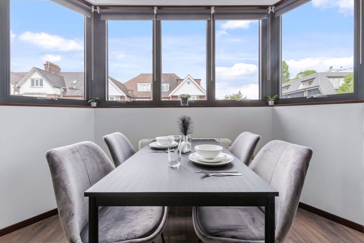 Luxury Modern Flat near Central London in 48A Woodstock Road NW11 8ER - Property image 8 - VivreStays