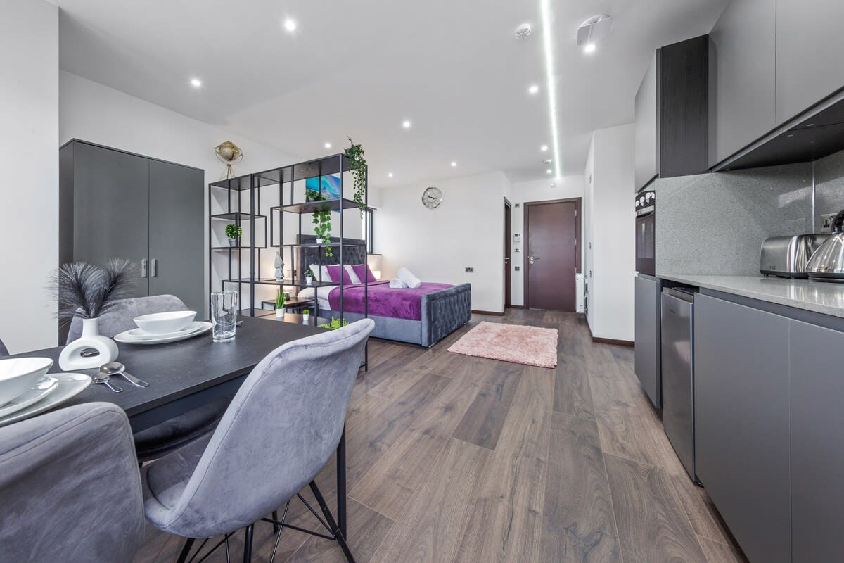 Luxury Modern Flat near Central London in 48A Woodstock Road NW11 8ER - Property image 17 - VivreStays