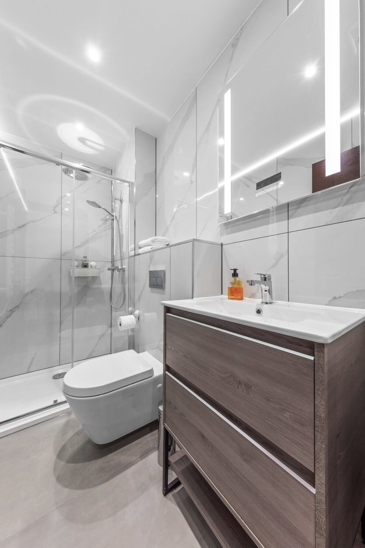 Luxury Modern Flat near Central London in 48A Woodstock Road NW11 8ER - Property image 10 - VivreStays