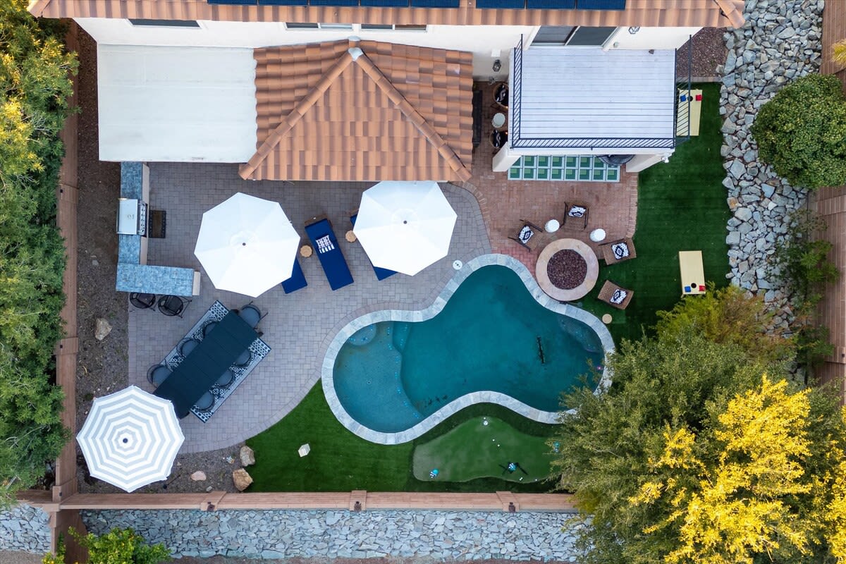 Family Fun! Sleeps 12 | Pool | Fire Pit | PuttPutt 2