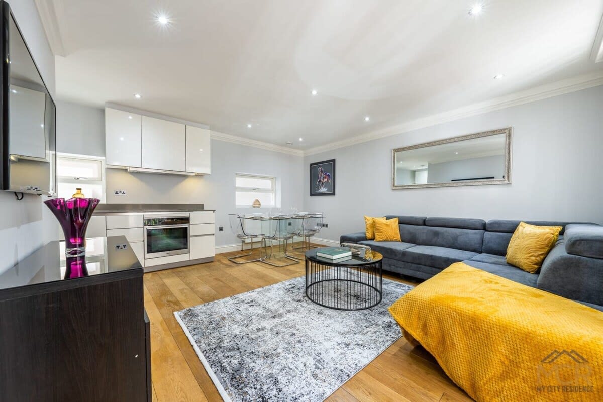 Charming Home in the heart of Mayfair in Shepherd Street W1J - Property image 2 - VivreStays