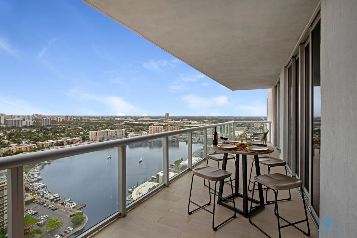 Stunning Views Balcony+ Amazing Pool+ Near Beach