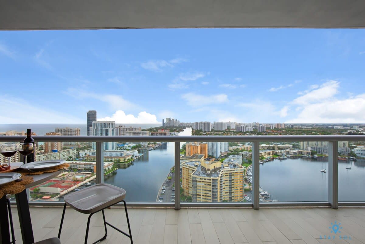 Stunning Views Balcony+ Amazing Pool+ Near Beach