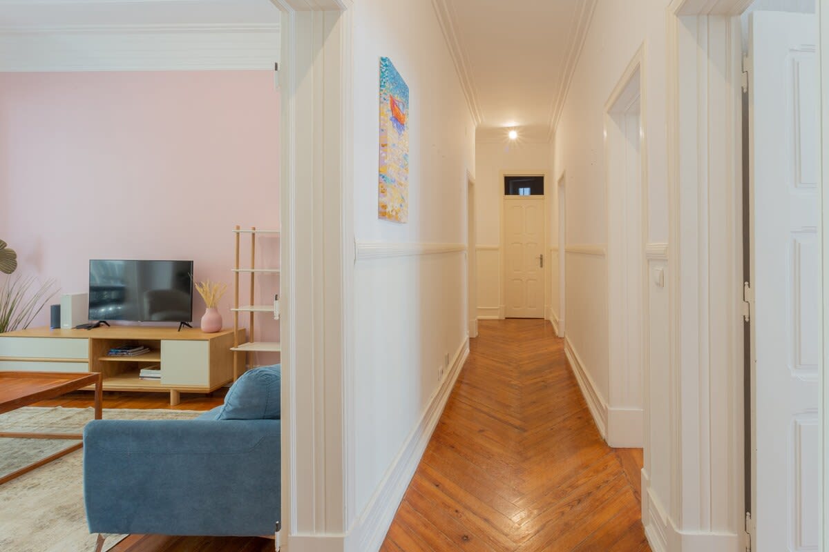 4BR Family Home w/Playroom, Garden & Parking - Picture 37