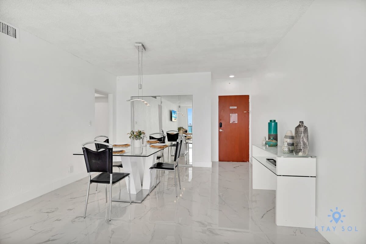 Modern Apartment-Balcony-Beachfront Condo+ Gym - Picture 5