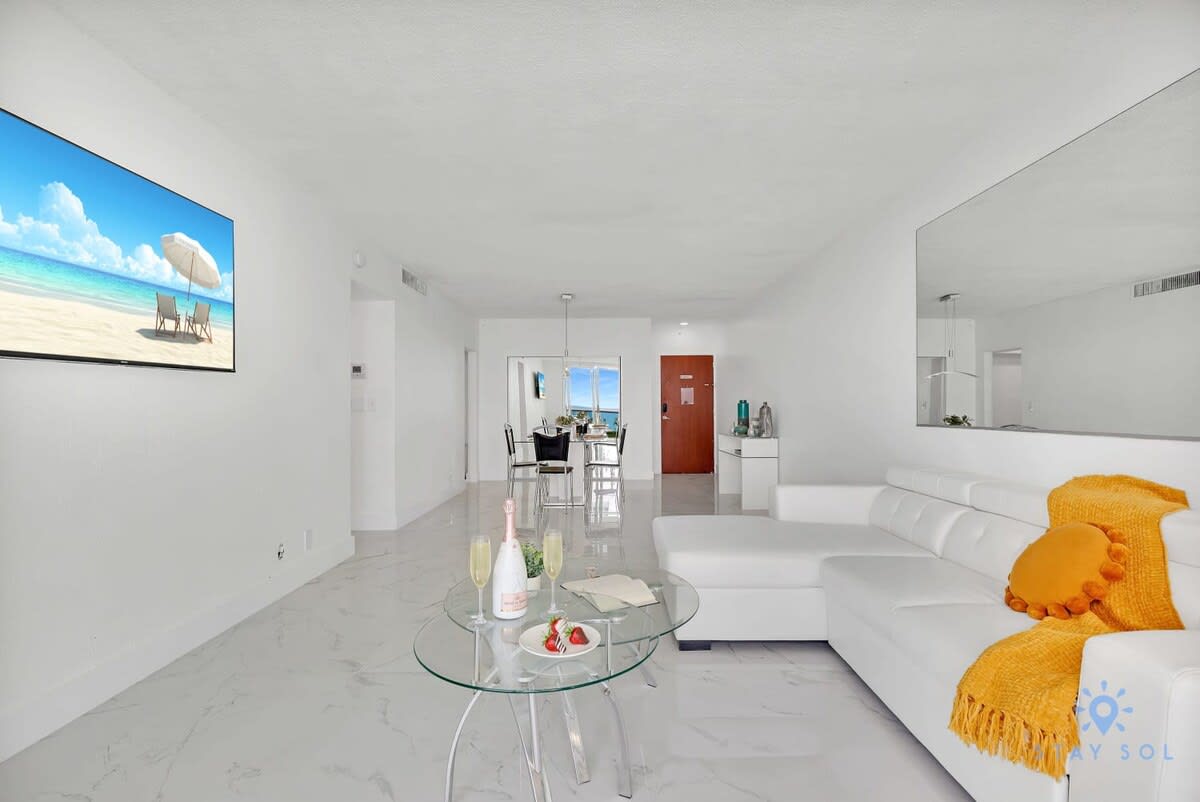 Modern Apartment-Balcony-Beachfront Condo+ Gym - Picture 15