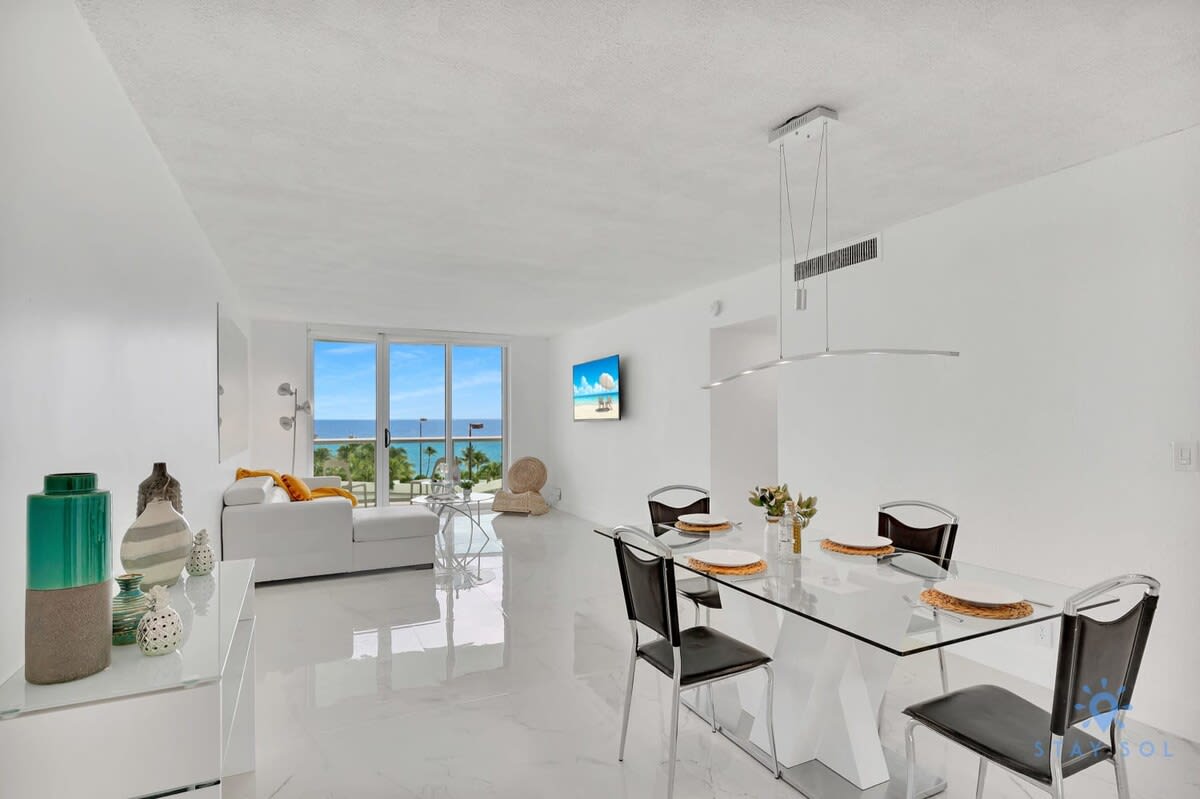 Balcony-Beachfront Condo+ Gym