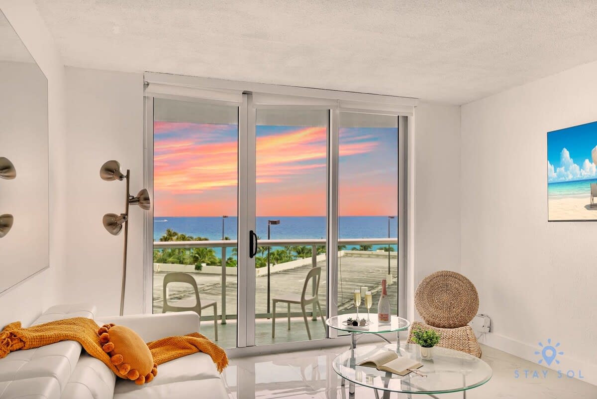 Balcony-Beachfront Condo+ Gym