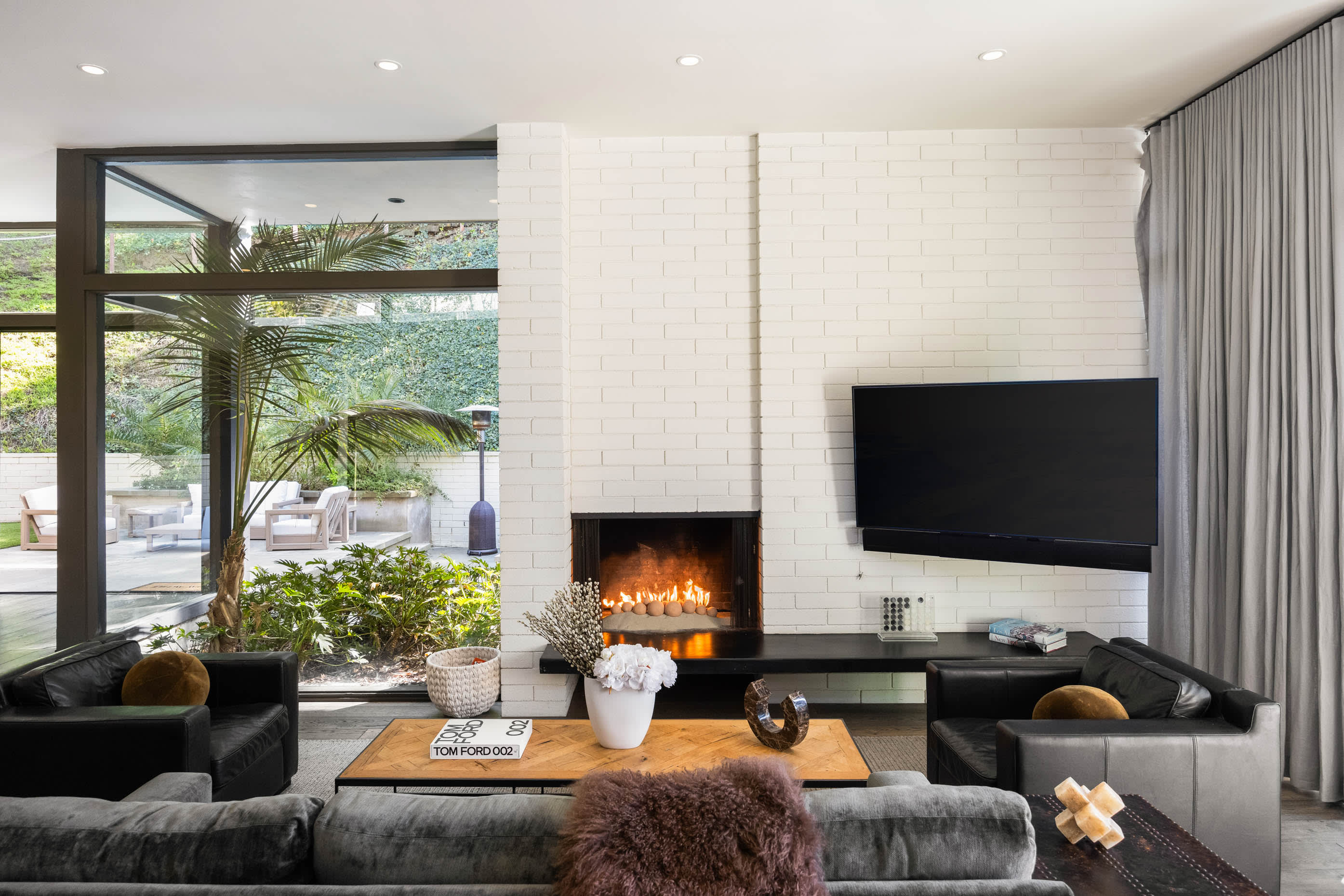 Experience the living room's chic design, blending modern elegance with comfort for a stylish and inviting atmosphere.
