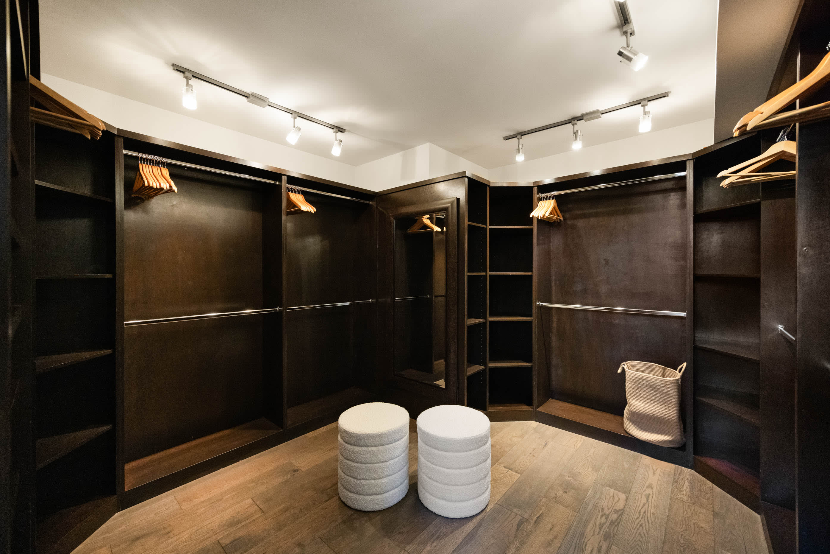 Organize your wardrobe with ease and enjoy the convenience of abundant space.