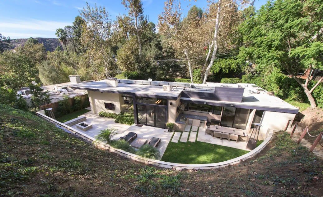 Centrally located, offering easy access to Beverly Hills' premier attractions.