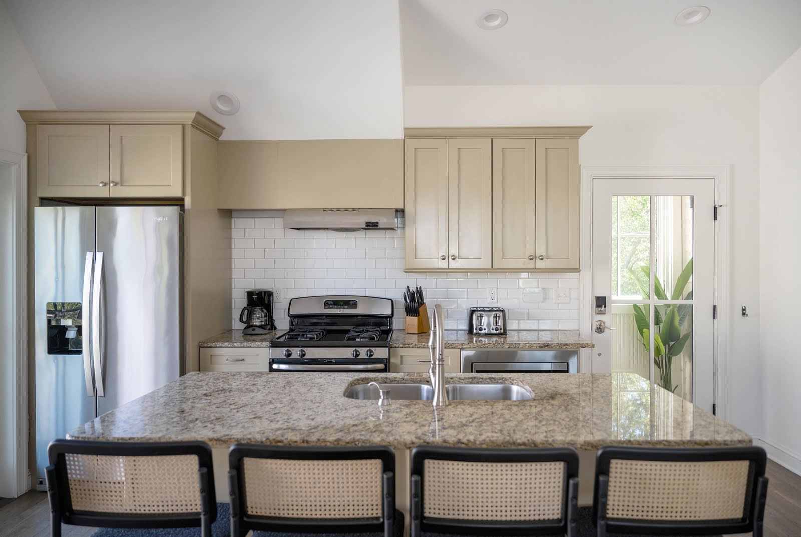 Fully stocked kitchen with bar seating for 4