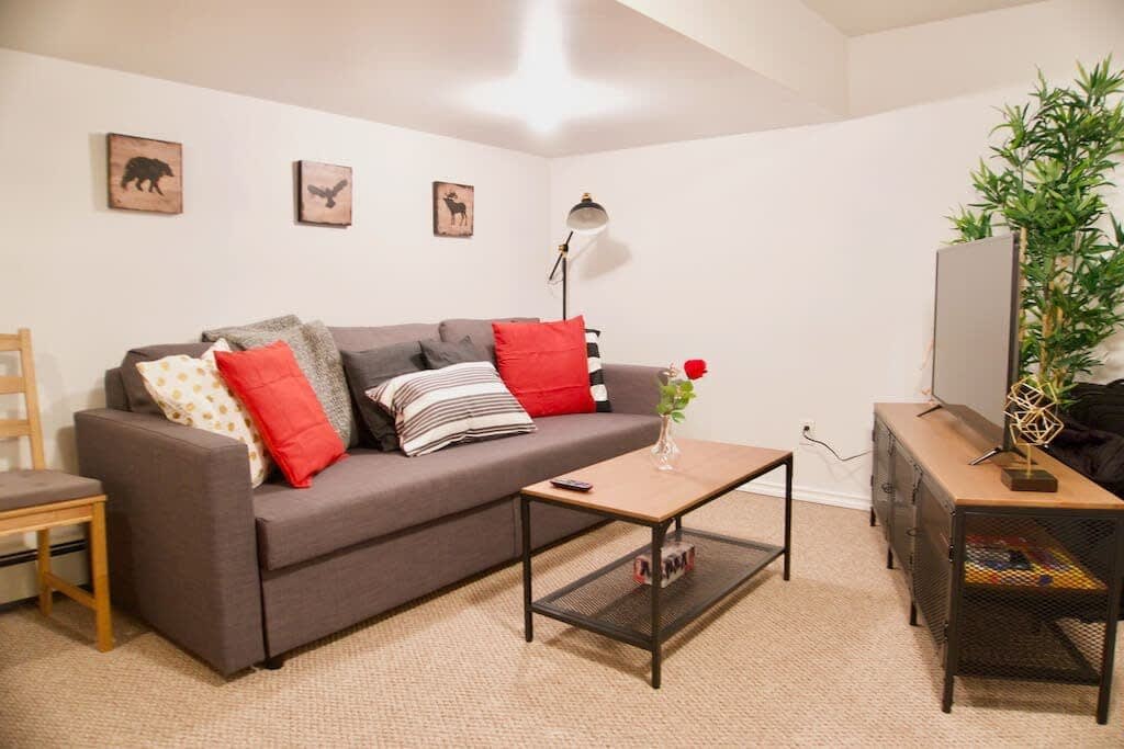 Cozy Suite With Smart Tv And Kitchen - Charming Urban Retreat - Moose Jaw