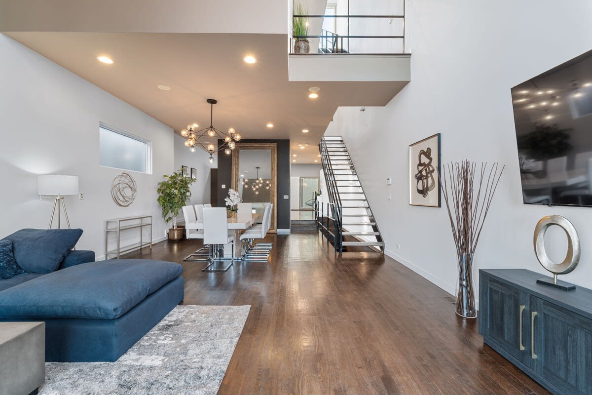Exquisite 4 BD Home with Theater and Two Decks — Chicago, IL — vacation rental