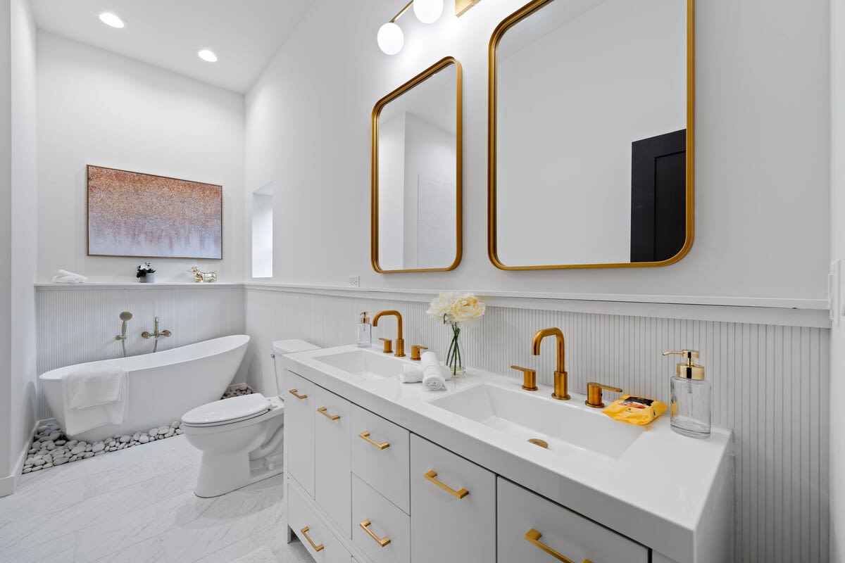 Stylish Interiors And Modern Comforts - Chic Designer Escape - Chicago, IL
