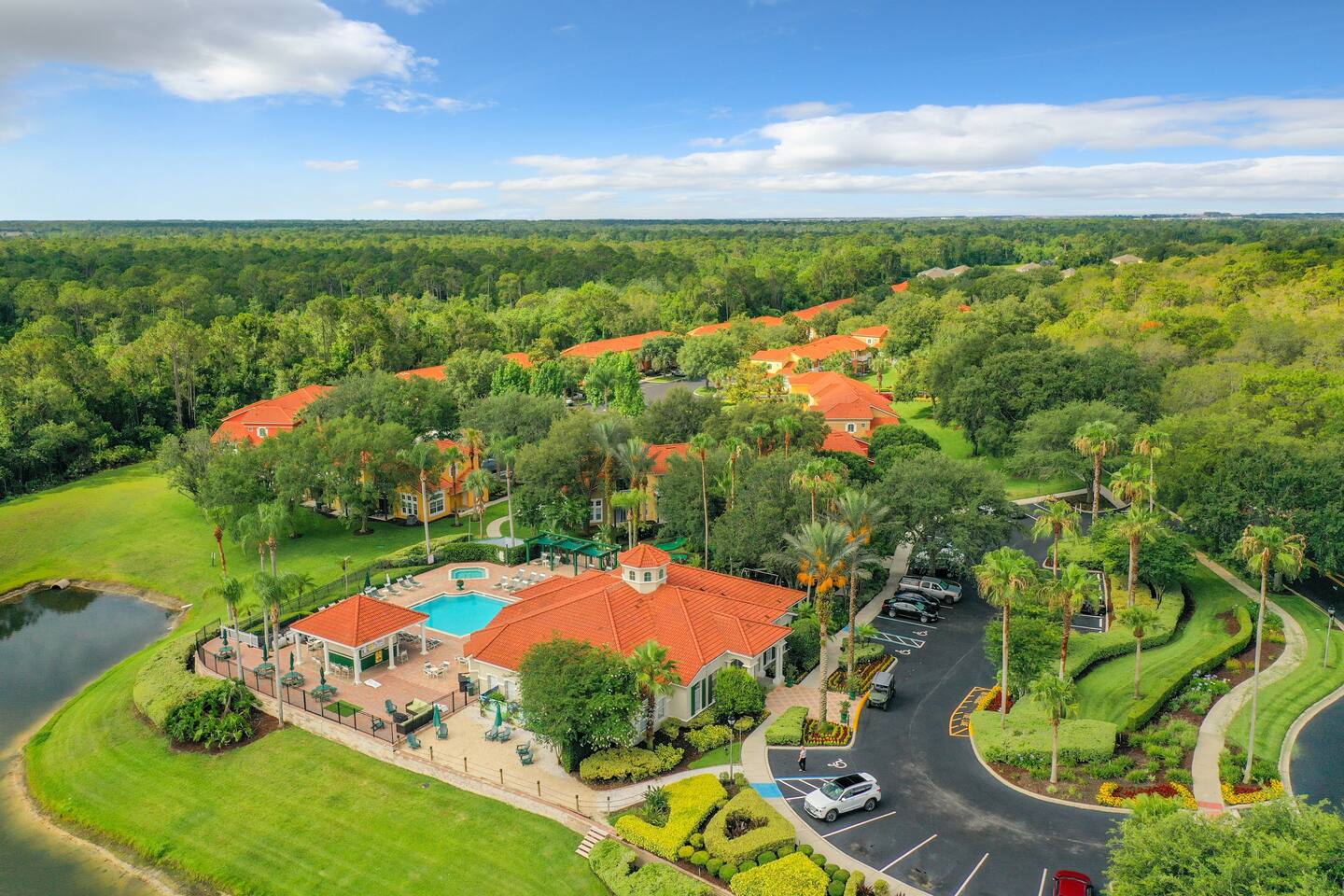 Kissimmee townhouse w/ shared pool & BBQ