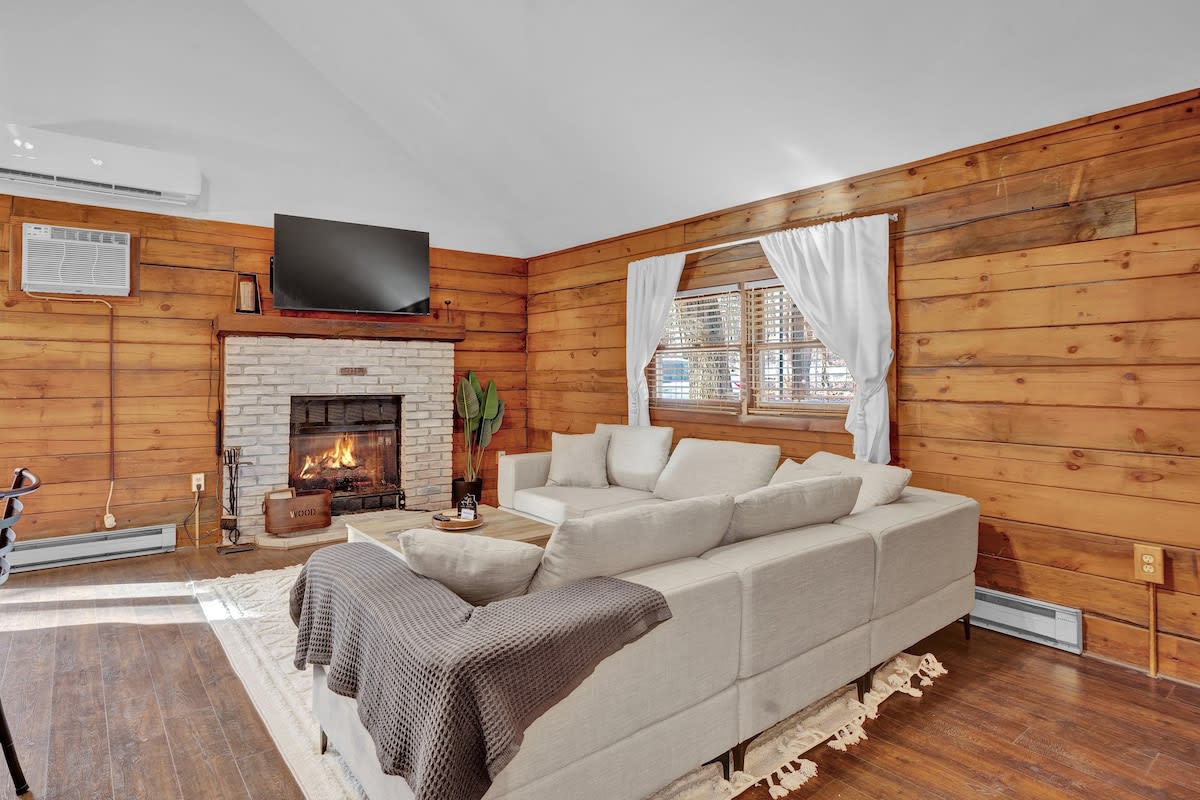 Pocono Log Cabin | Hot Tub | Lake Access | Firepit