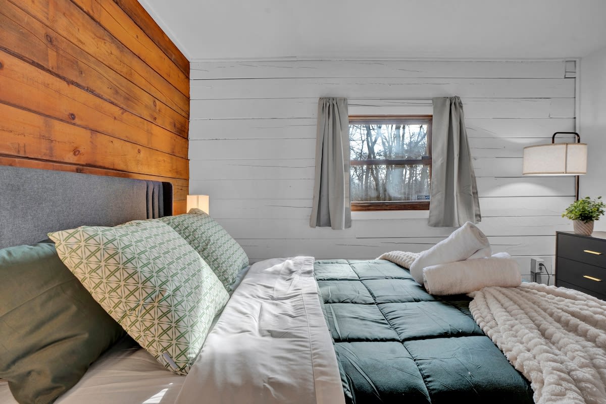 Pocono Log Cabin | Hot Tub | Lake Access | Firepit