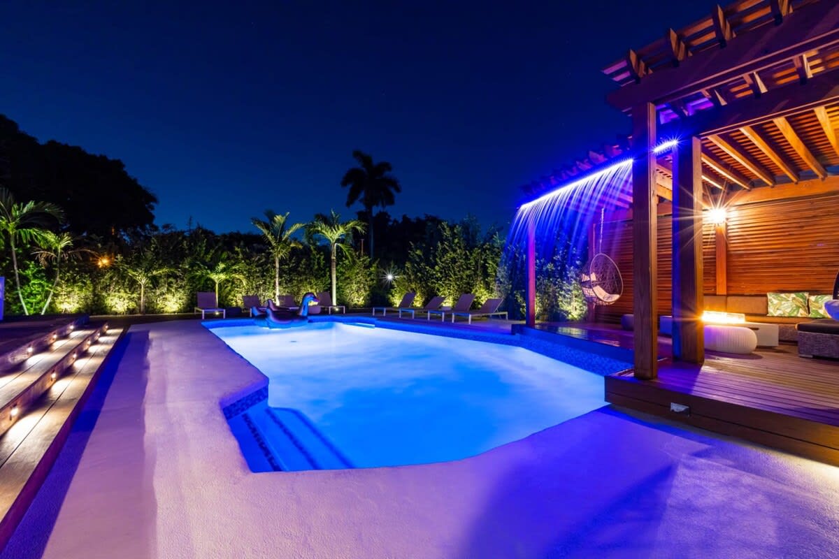 7 Bedroom Villa Catalina Salt Water-Pool BKT Court — Miami, FL — vacation rental