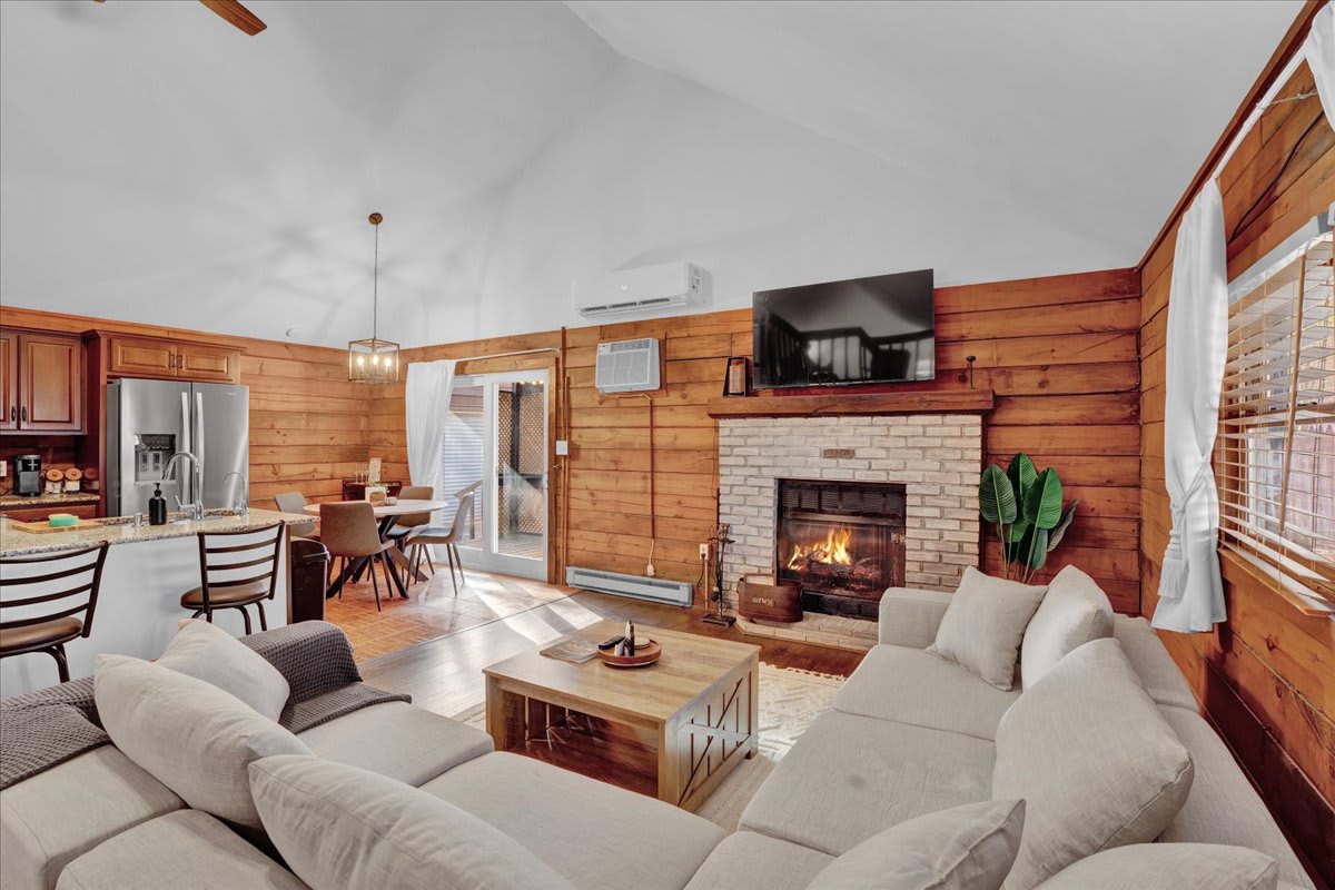 Pocono Log Cabin | Hot Tub | Lake Access | Firepit — Long Pond, PA — vacation rental