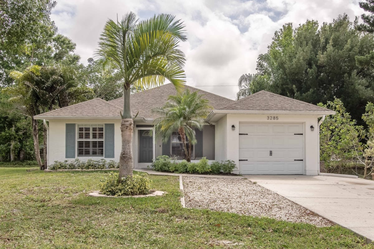 5 Mi to Beach + 3BR w/Private Pool + Grill