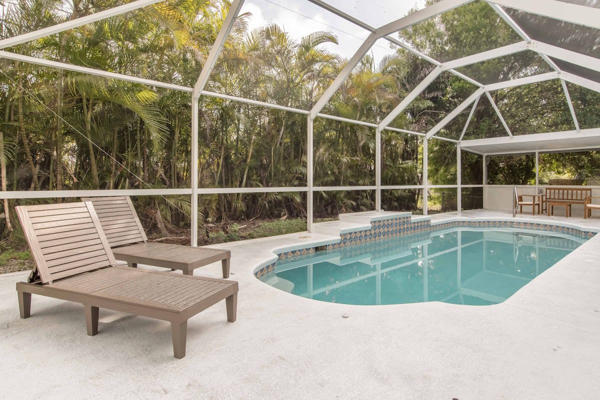 5 Mi to Beach + 3BR w/Private Pool + Grill